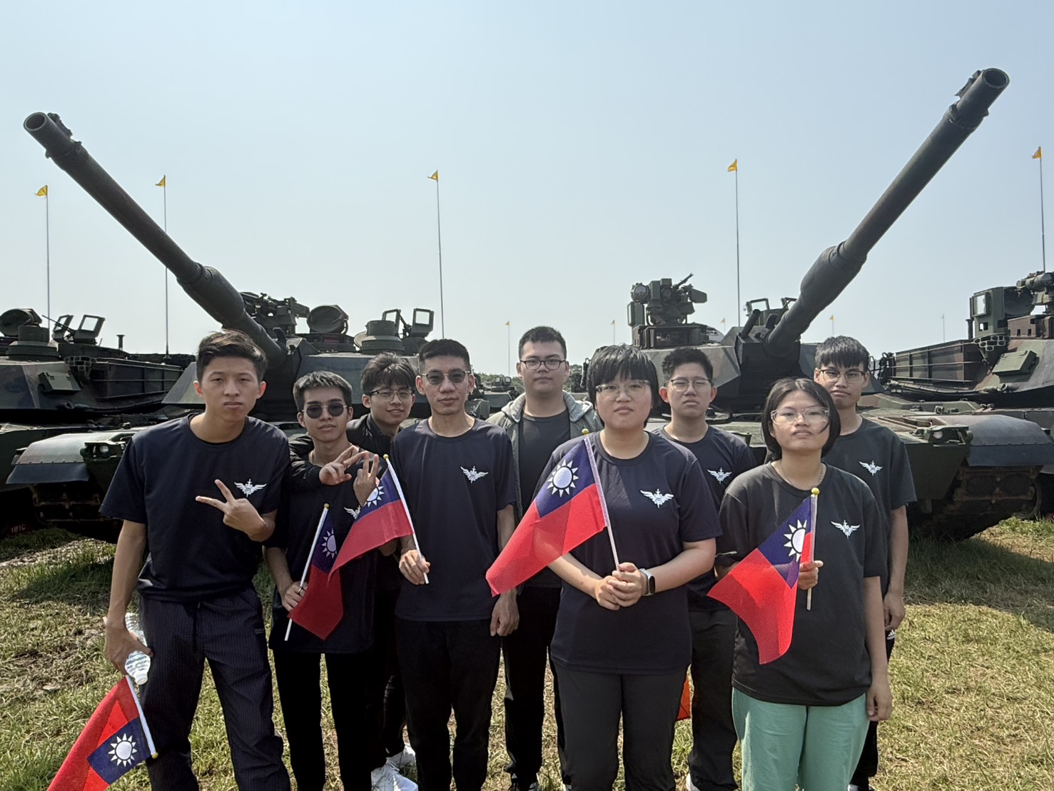 07本校ROTC同學於M1A2T型戰車前合影留念，近距離觀摩國軍新式主力裝備，深化對裝甲戰力發展之認識
