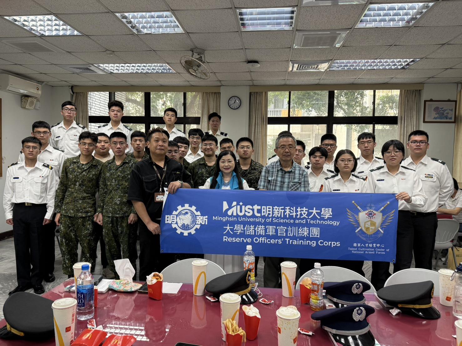 08.與ROTC與全體學生合影，展現本校招生與對國軍人才培育的努力