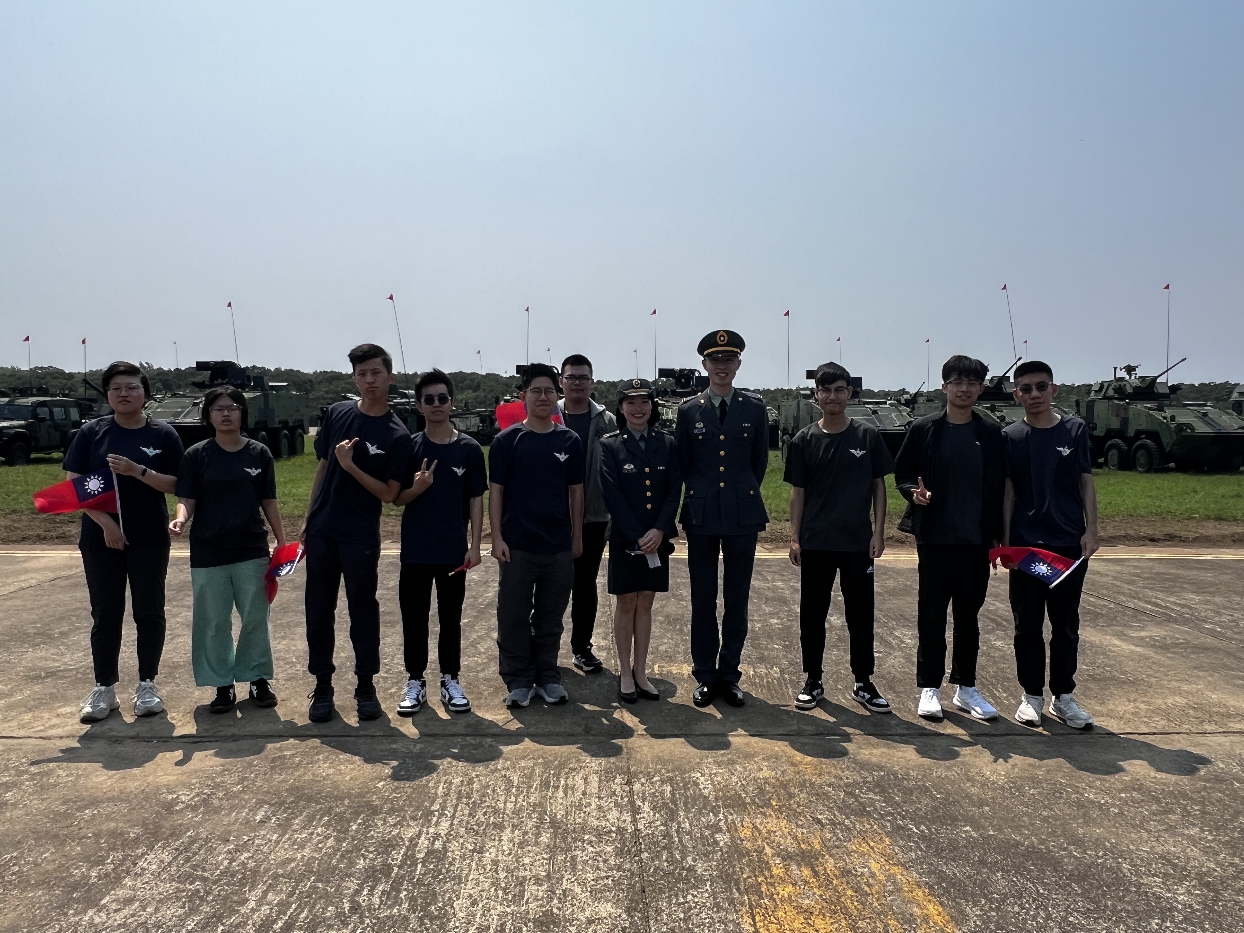 08本校國軍人才培育中心與ROTC同學與軍方幹部合影留念，展現軍校交流與人才培育成果