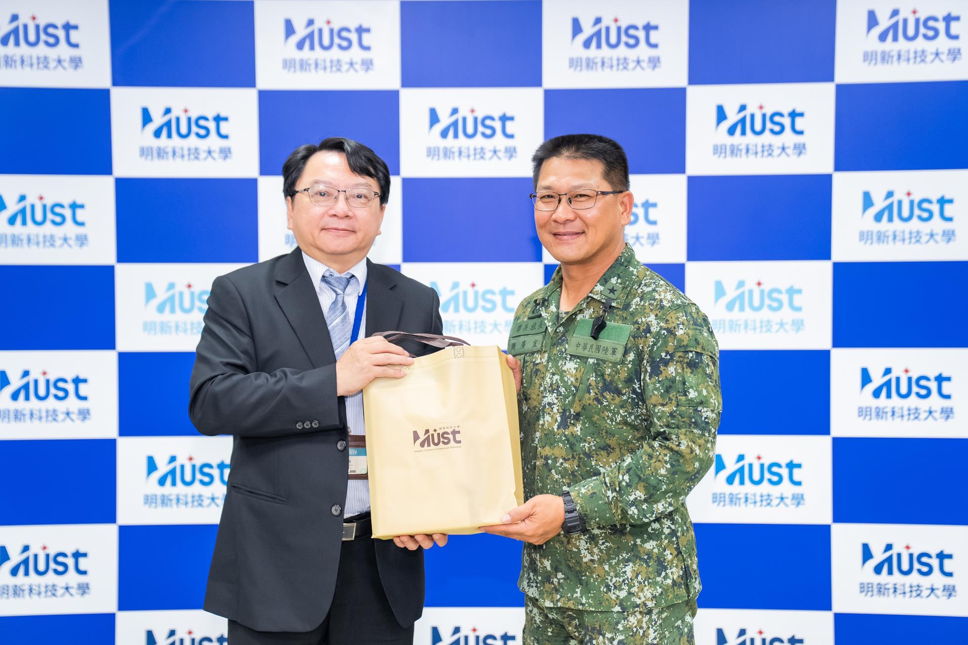 09.校長致贈陸軍584旅長周少將學校紀念品