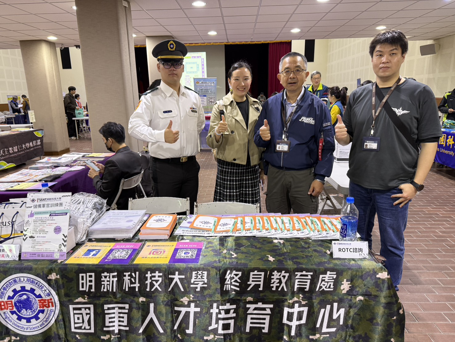 10.本校招募團隊於典禮活動時相關招生人員合影留念