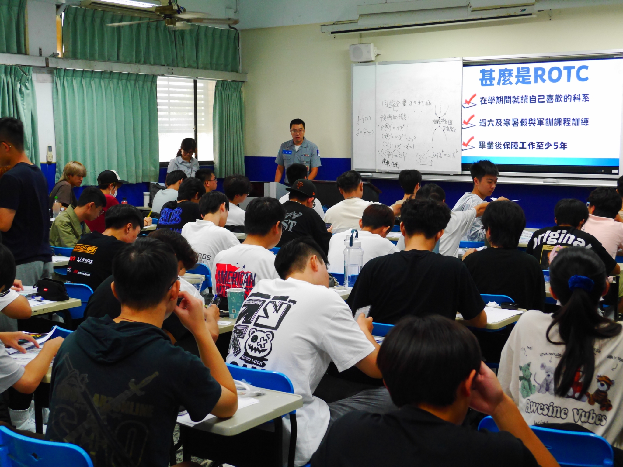 114-ROTC招-0925-001明新科技大學25日分別於日間、進修部各系所ROTC招生宣導情形