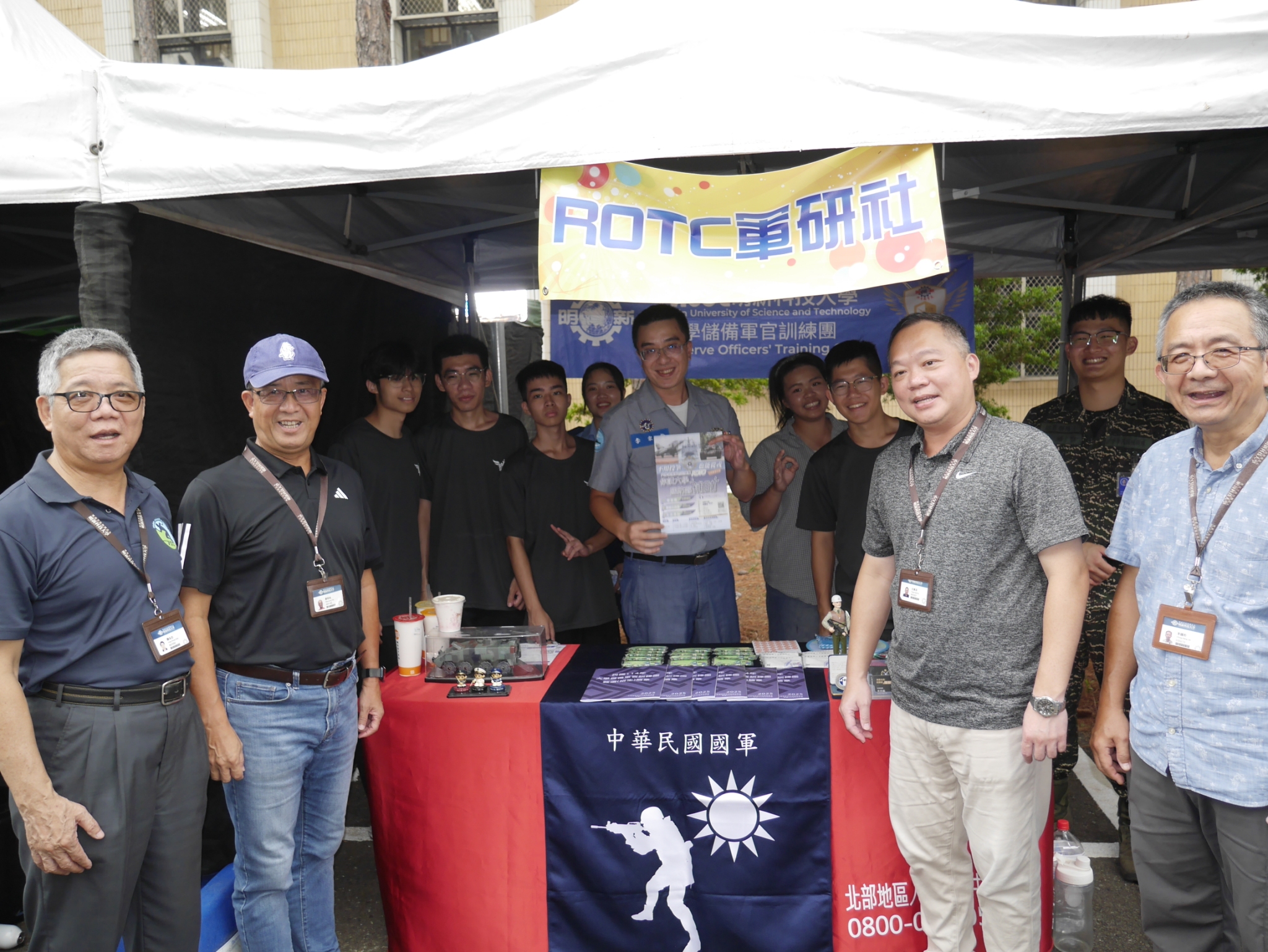 114-社團博覽會-01.學務長蔡明松、終身教育處白東岳處長、副處長陳永忠與ＲＯＴＣ軍研社全體工作人員合影留念