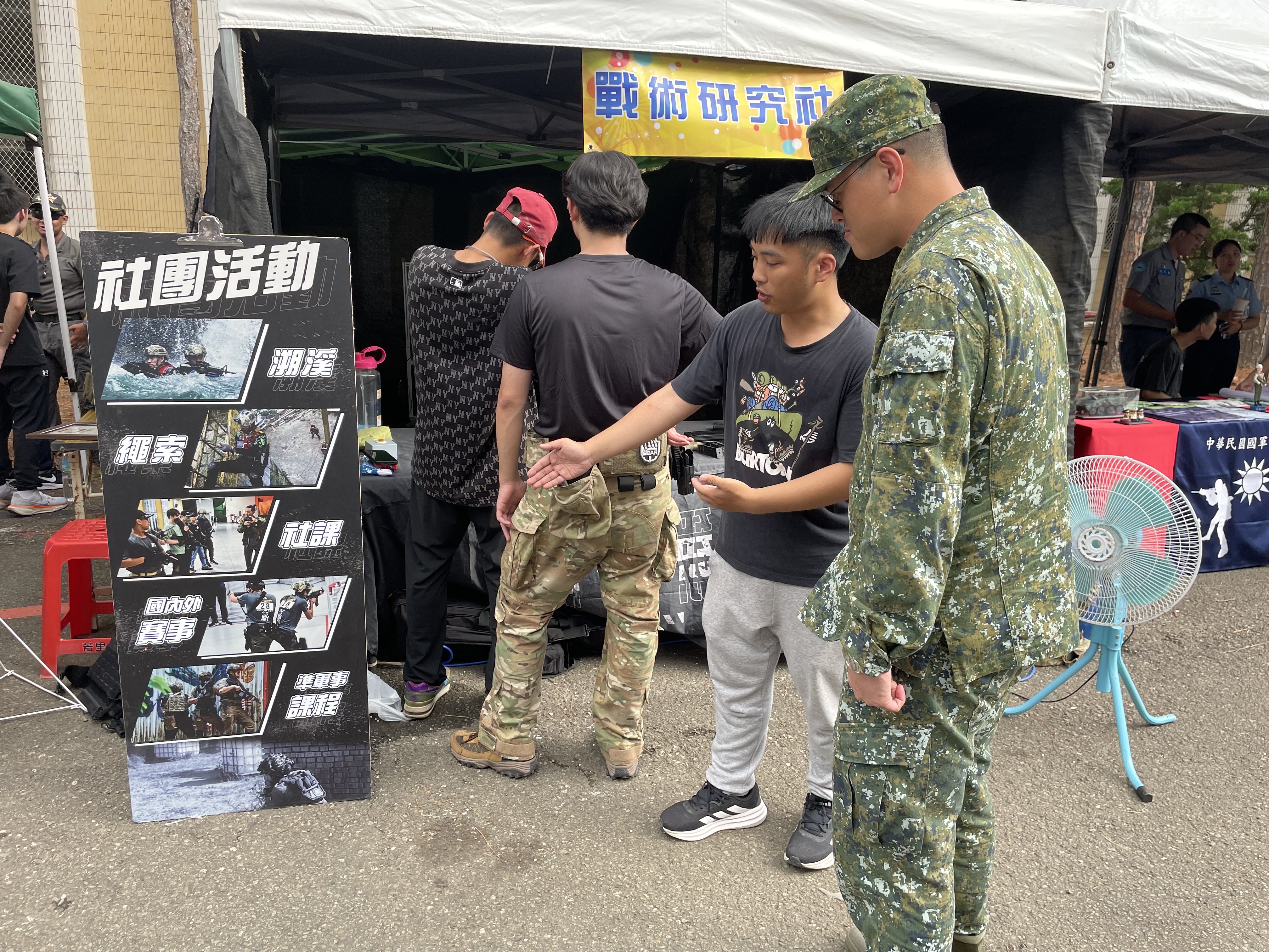 114-社團博覽會-03.陸軍裝甲５８４旅政綜科鄭中校蒞校參訪本校社團發展情形