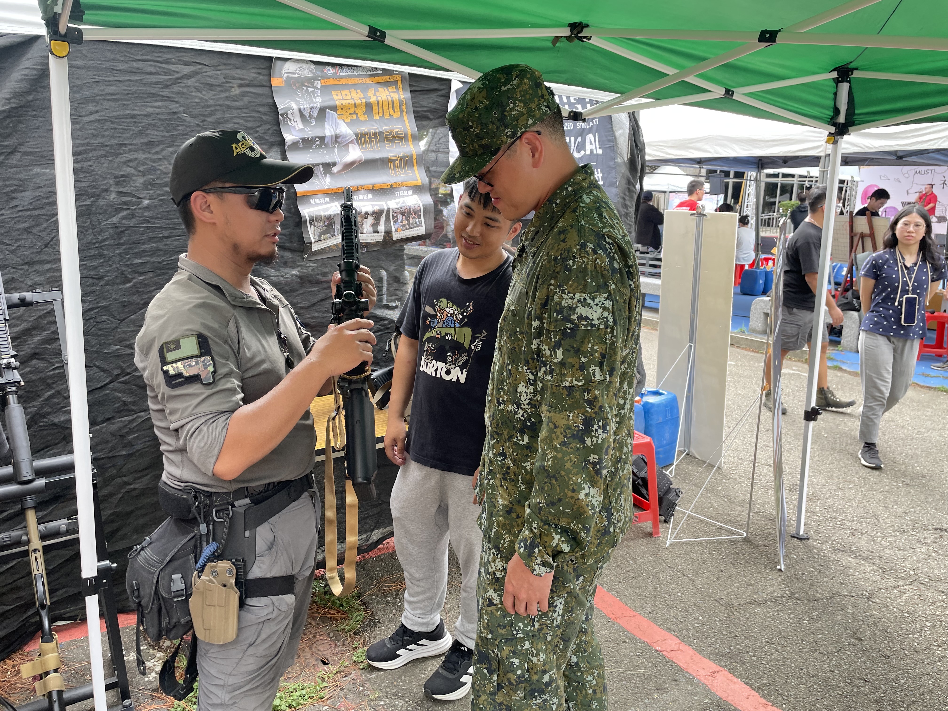 114-社團博覽會-04.陸軍裝甲５８４旅政綜科鄭中校訪本校戰研社社團