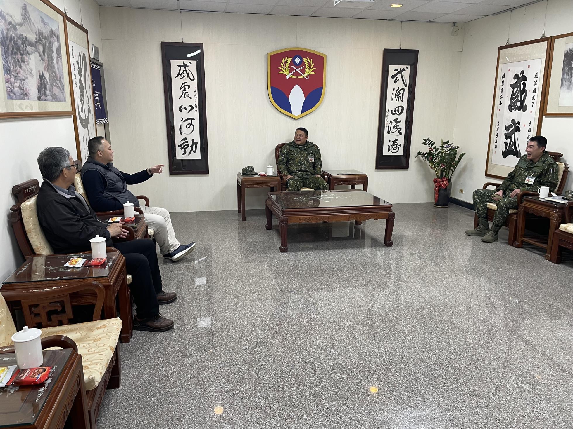 001.終身教育處白東岳處長代表學校致贈春節禮物予陸軍206旅旅長江上校，感謝對本校在營專班的開設的支持與指導，並預祝新年快樂