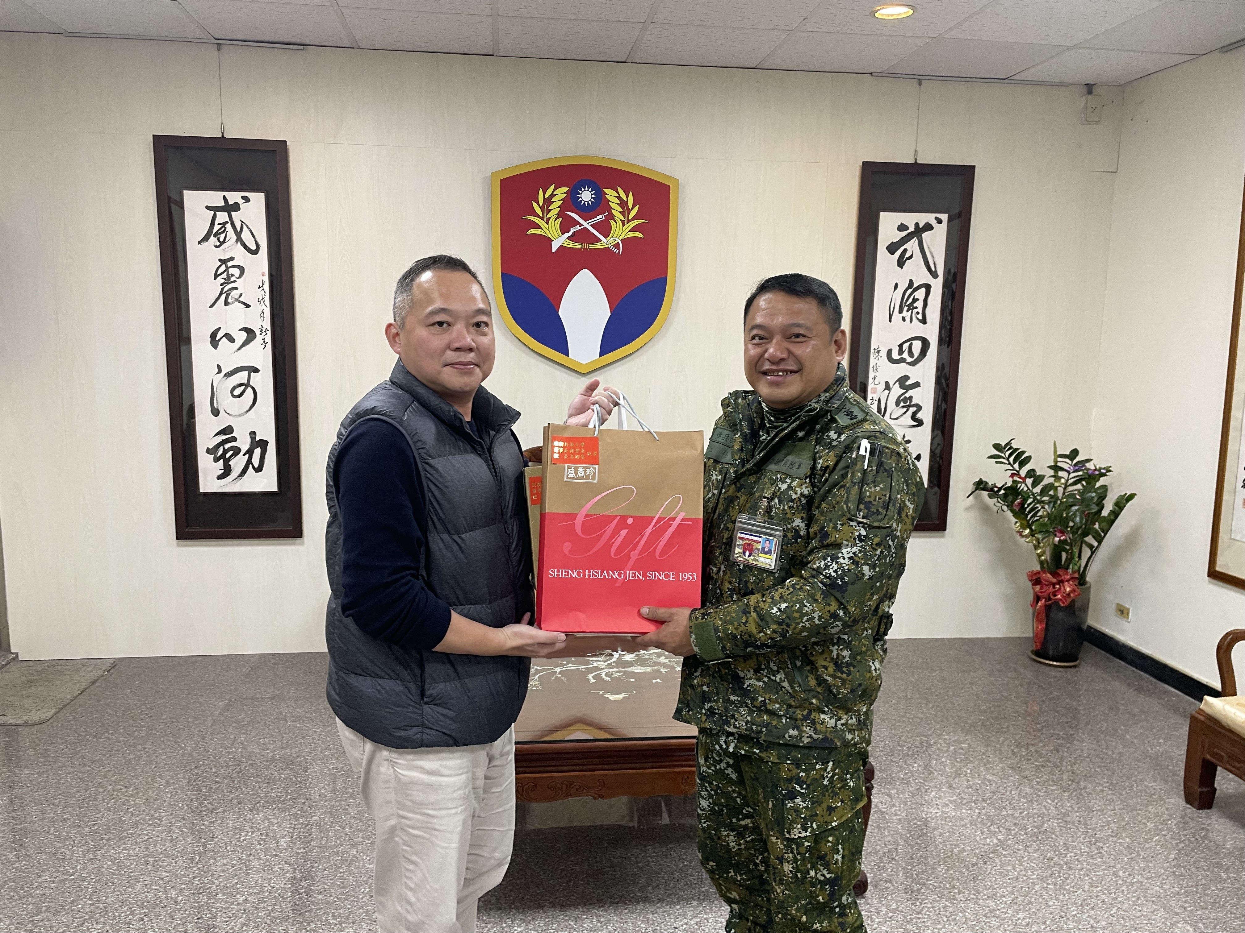 001.終身教育處白東岳處長代表學校致贈春節禮物予陸軍206旅旅長江上校，感謝對本校在營專班的開設的支持與指導，並預祝新年快樂