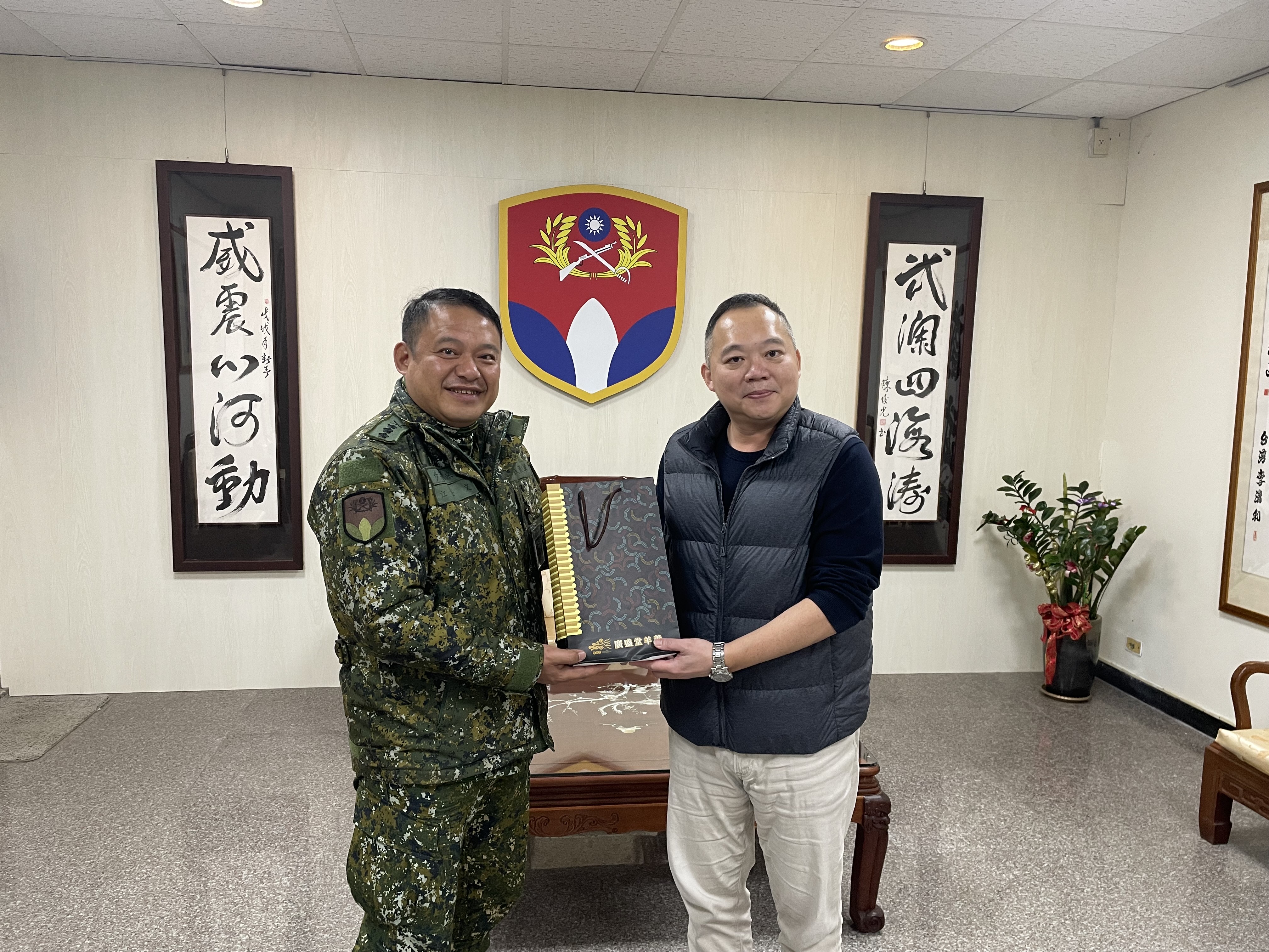 002.陸軍206旅旅長江上校致贈紀念品予終身教育處白東岳處長，感謝本校於關西營區教學點授課老師的辛勞