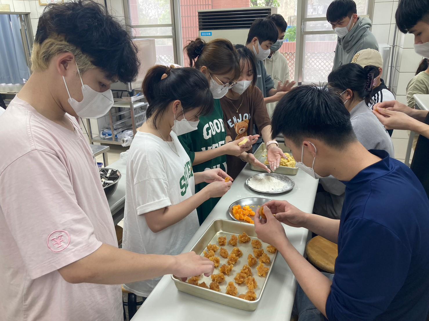 國際專修部 文化活動 製作台灣甜點-鳳梨酥 活動照片