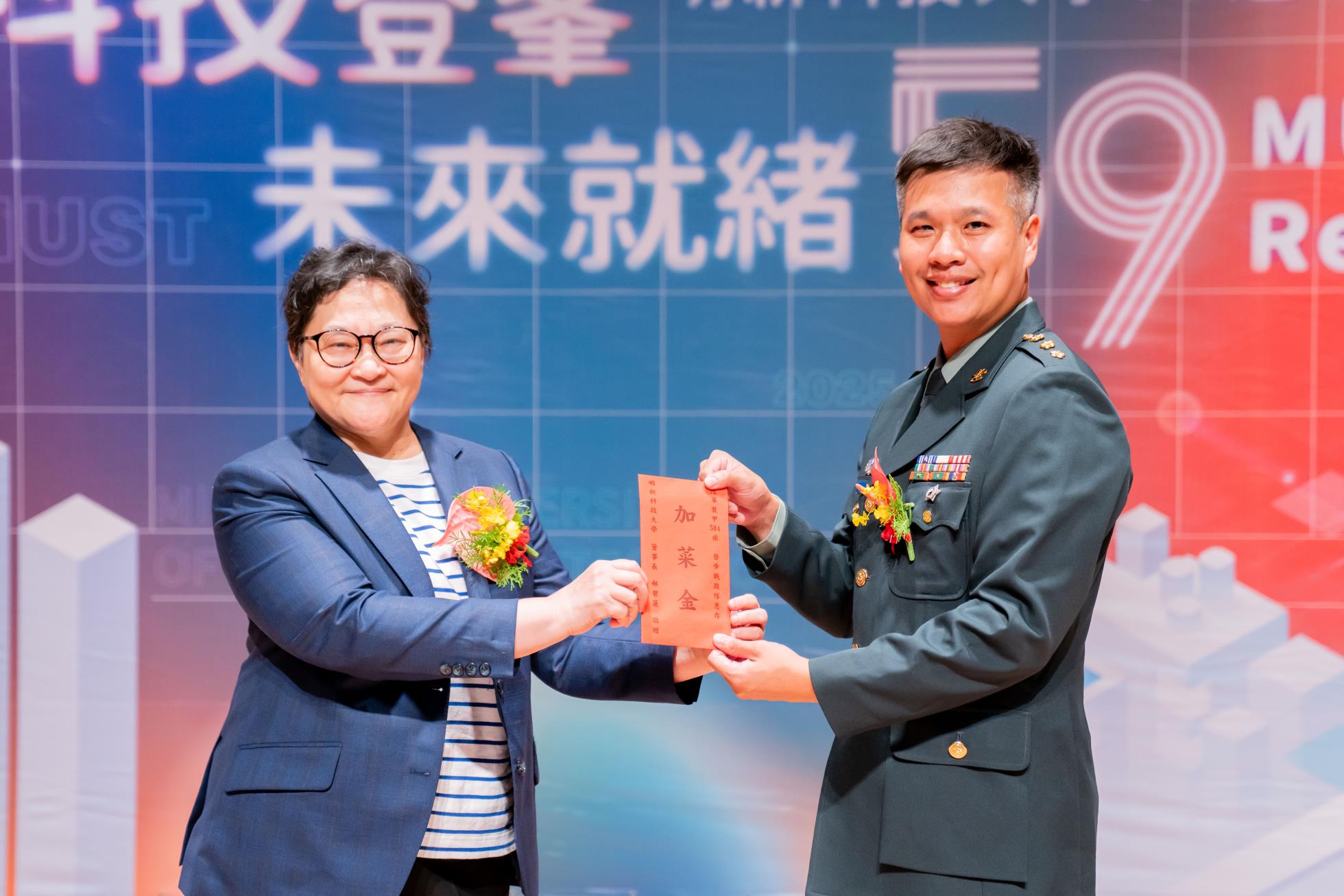 59校慶-001.董事長郝碧蓮致贈加菜金予政戰主任史上校慰勞陸軍584旅「登步戰鼓隊」官兵在校慶開幕式精湛的演出(01)