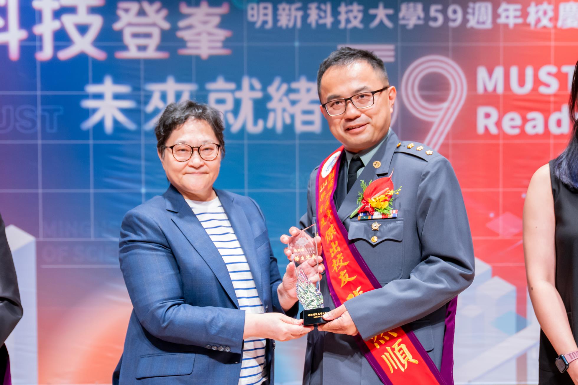 59校慶-003.董事長郝碧蓮頒贈傑出校友牌予服務於陸軍司令部後勤處副組長張然順上校 (03)