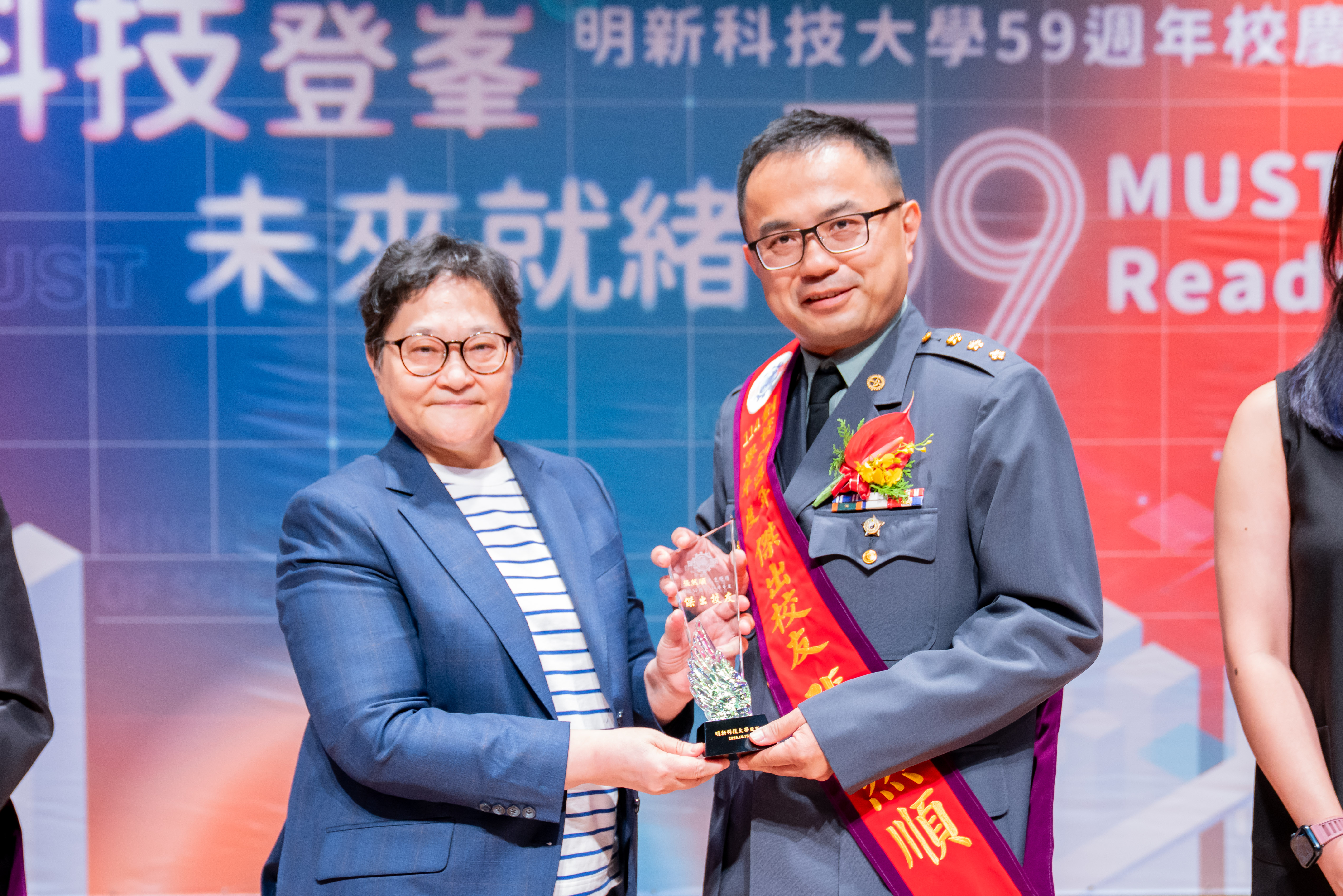 59校慶-003.董事長郝碧蓮頒贈傑出校友牌予服務於陸軍司令部後勤處副組長張然順上校 (03)