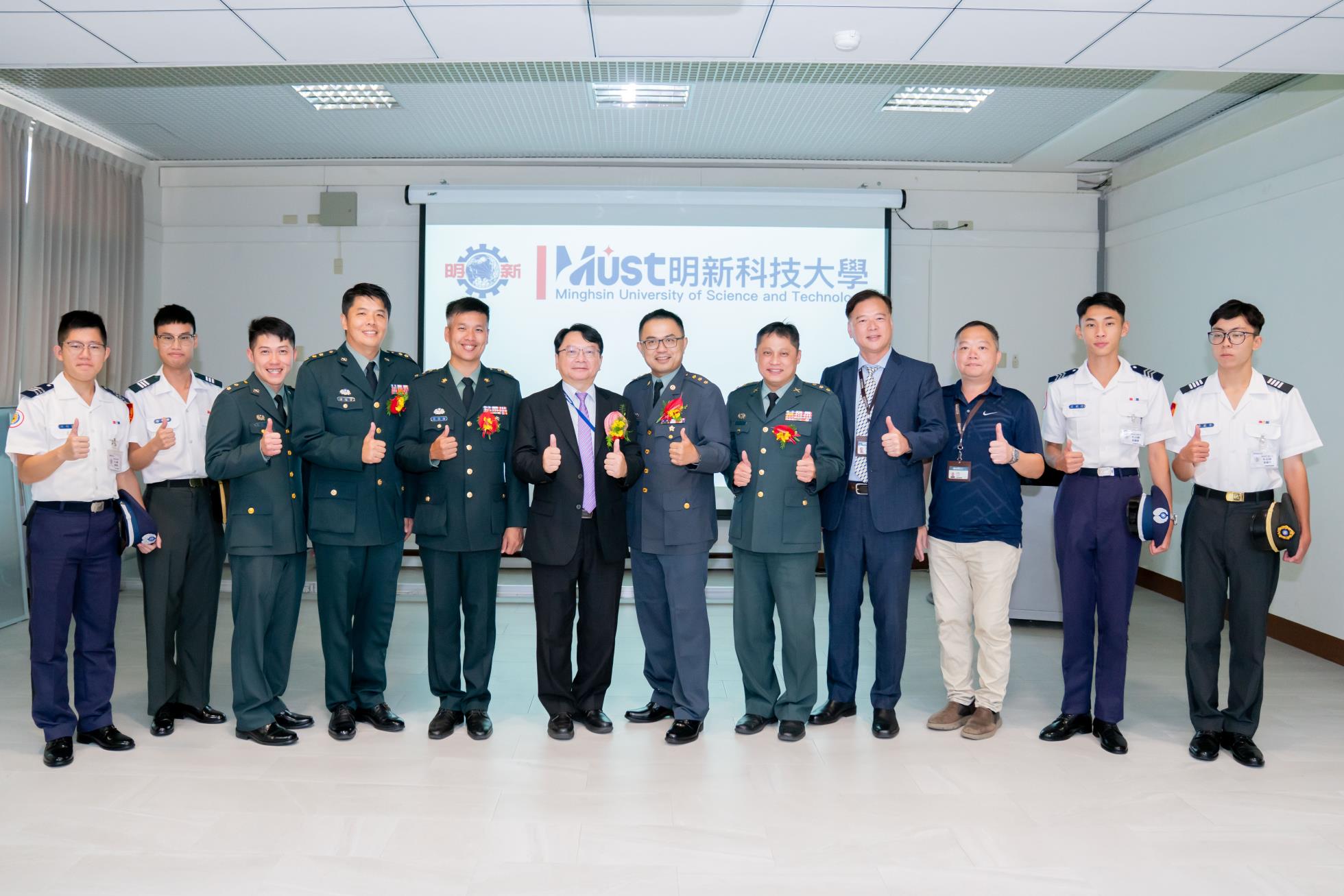 59校慶-004.本校致力推展國軍公餘進修與ROTC招生績優單位，均獲國軍各教學點部隊肯定。 圖:參加本校59周年校慶軍職來賓合影