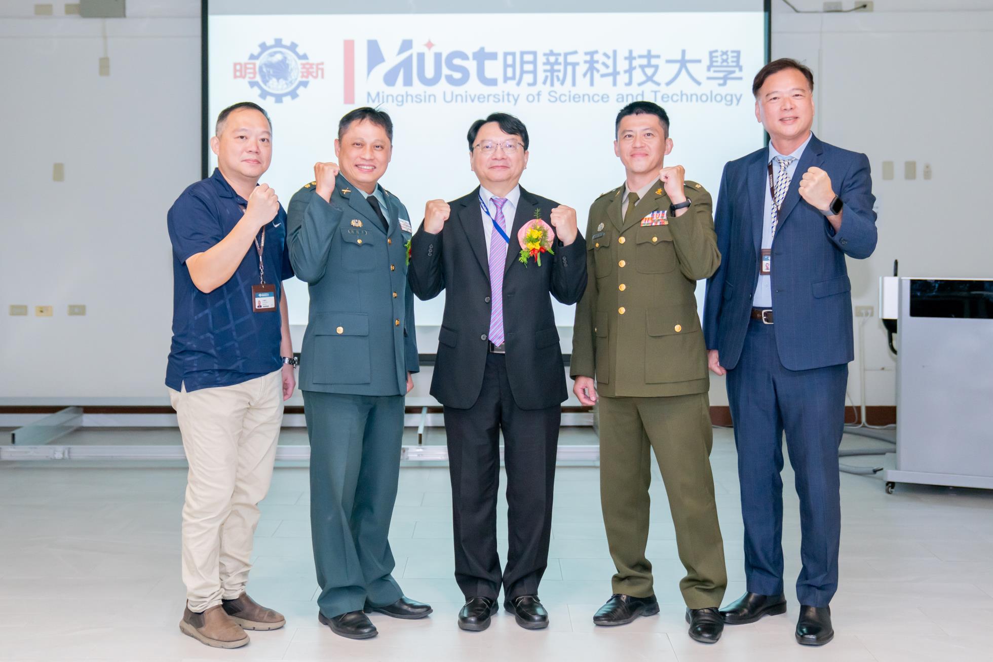 59校慶-005.校長呂明峯、副校長劉崇治、終身教育處白東岳處長與國軍北部地區招募中心同仁合影 (左起: 白東岳處長、國軍北部地區招募中心主任陳碩彥上校、校長呂明峯、國軍新竹招募站曾啟智少校及副校長劉崇治) (05)