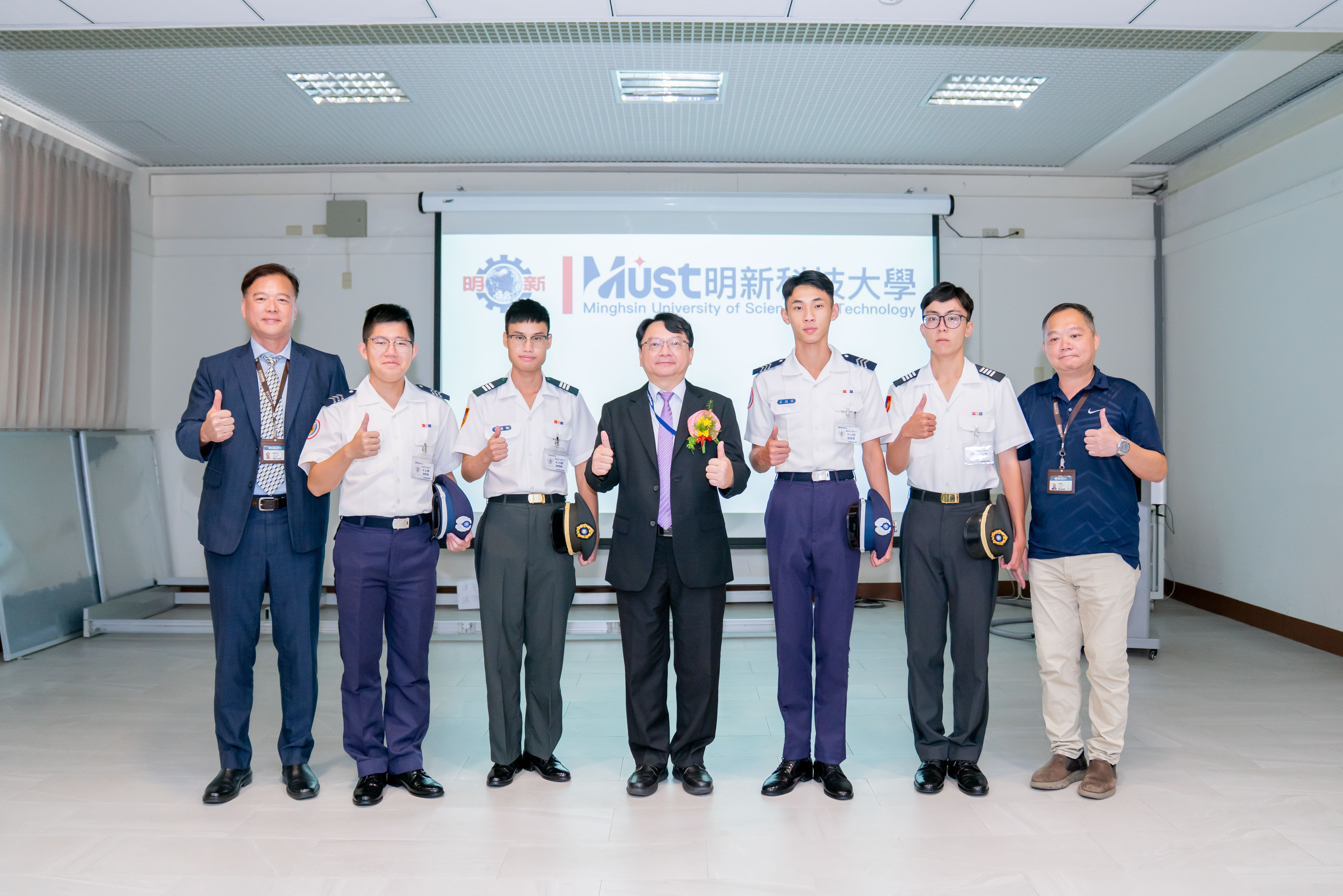 59校慶-006.校長呂明峯、副校長劉崇治、終身教育處白東岳處長與本校ROTC同學合影 (左起: 副校長劉崇治、何昀哲、徐想融(ROTC同學)、校長呂明峯、(ROTC同學)莊臆儒、吳宸宇、白東岳處長等合影(06)