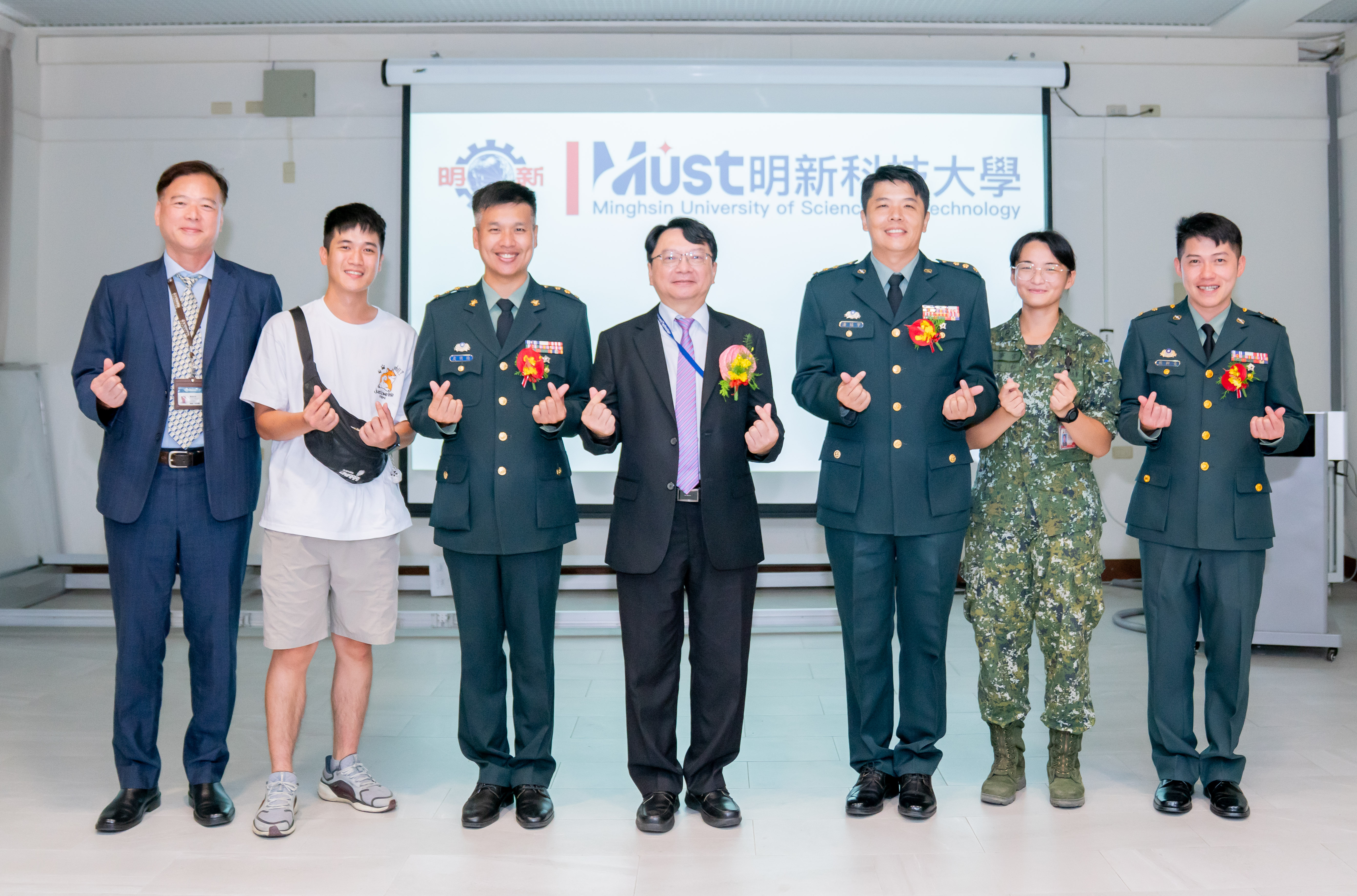 59校慶-007.校長呂明峯、副校長劉崇治、陸軍584政戰主任旅史依倫上校、裝訓部總隊長潘冠宇上校、處長張軒豪中校(裝訓部)、與本校畢業任官ROTC同學(范杞瑜、李雯靜)合影(07)