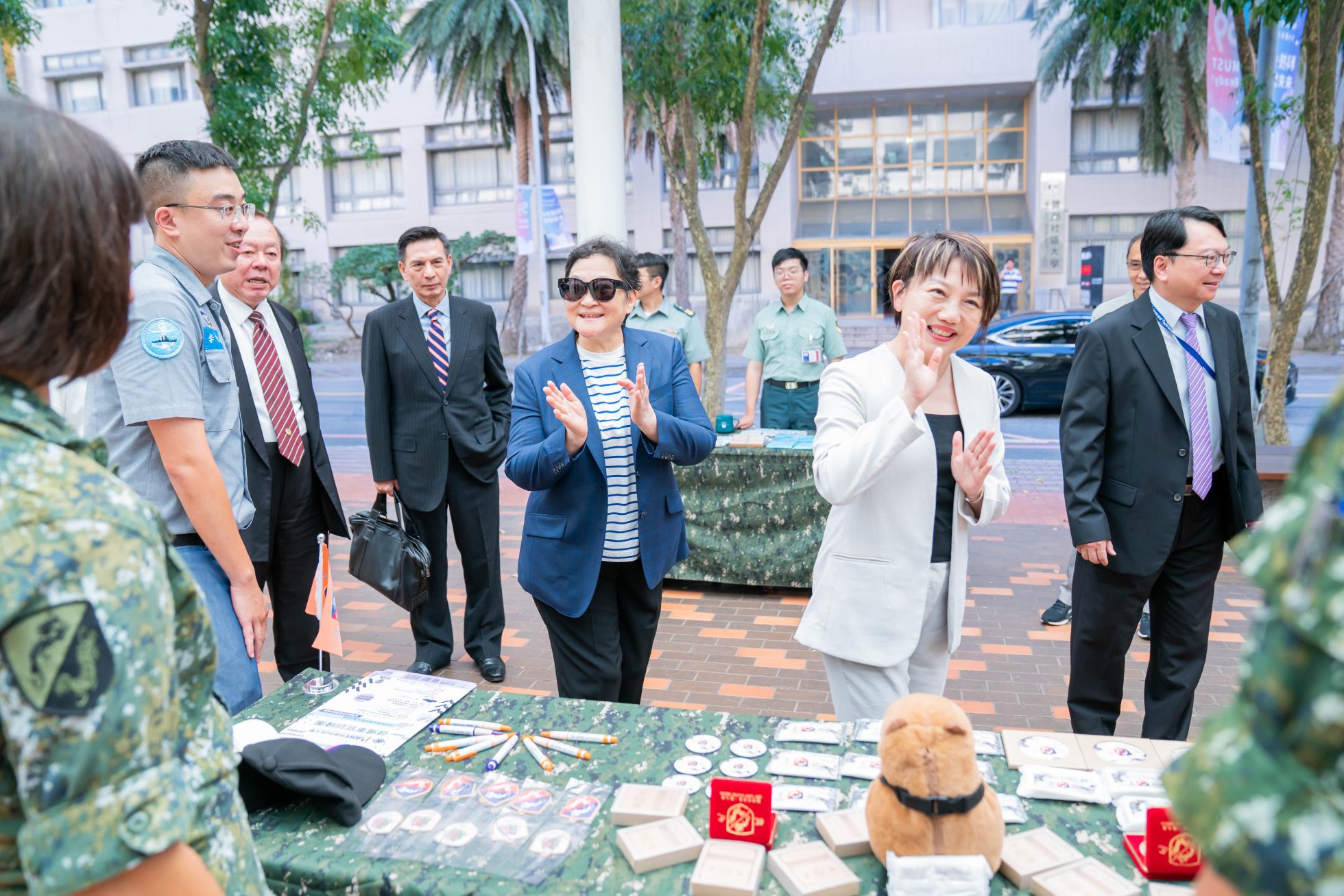 59校慶-008.董事長郝碧蓮暨校慶貴賓慰問國軍招募作業人員。 校慶對外開放期間，亦邀請各營區教學點部隊到校設攤招募作業(08)