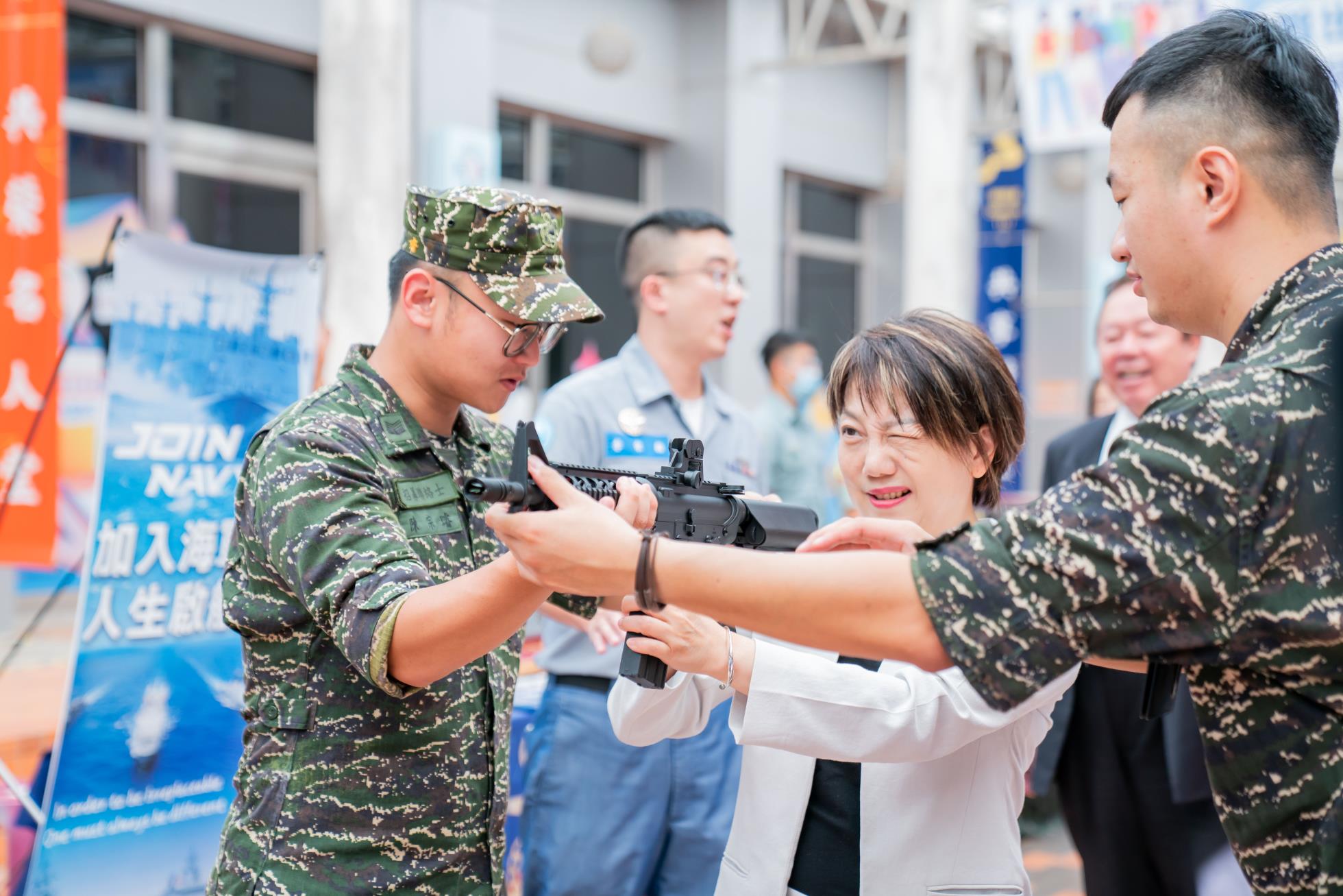 59校慶-009.校慶貴賓操作國軍招募站輕兵器射擊遊戲(09)