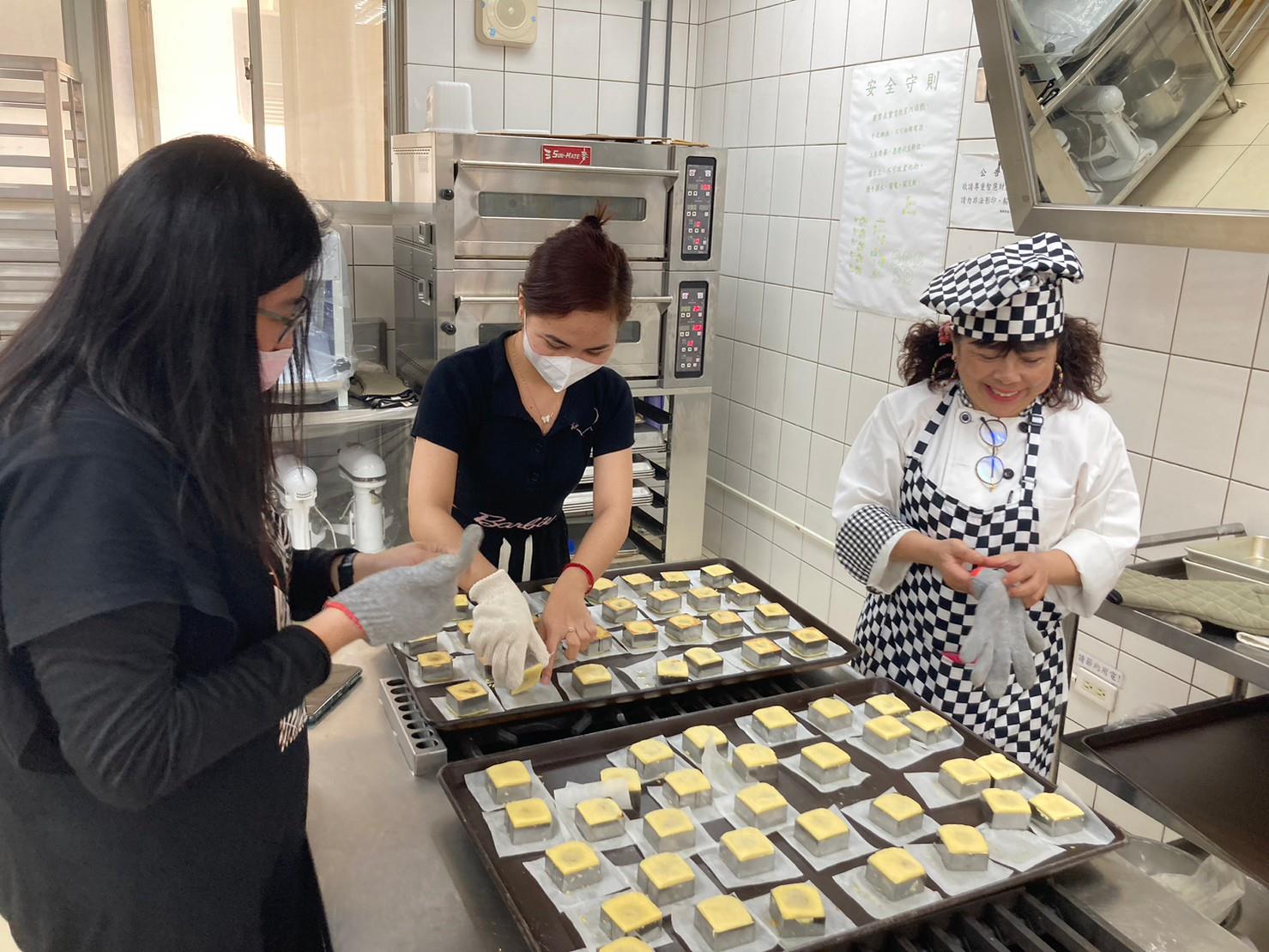 國際專修部 文化活動 製作台灣甜點-鳳梨酥 活動照片
