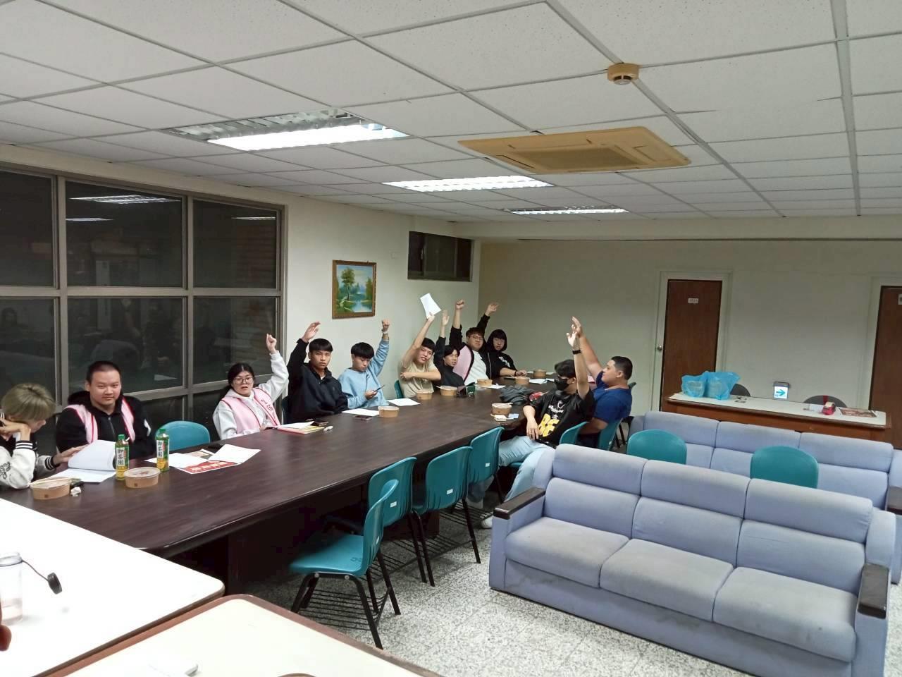 LINE_ALBUM_20251203宿舍自治委員會會議照片_251216_11