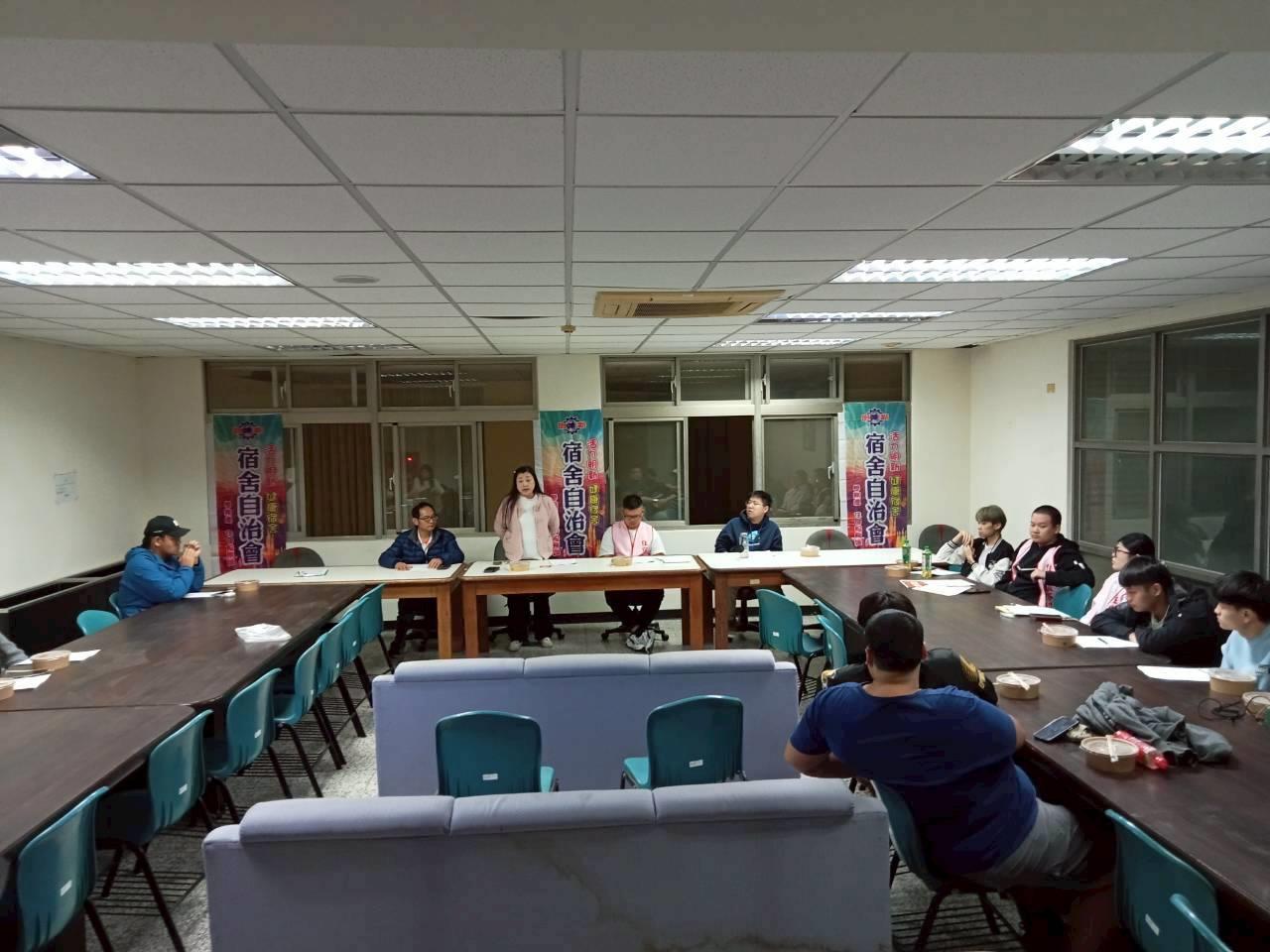 LINE_ALBUM_20251203宿舍自治委員會會議照片_251216_13