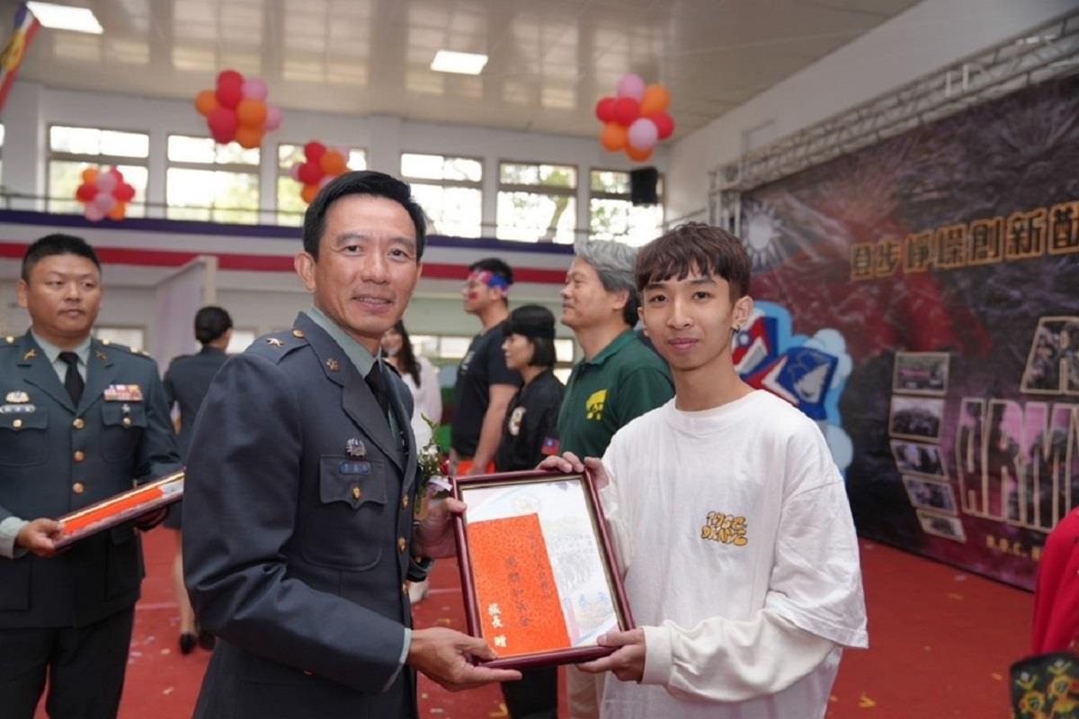 圖片11.陸軍584旅長李將軍致贈感謝狀(獎金)予「熱舞社」同學代表洪梓陽受領感謝參與本次活動的演出