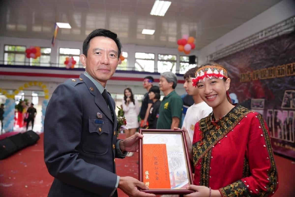 圖片12.陸軍584旅長李將軍致贈感謝狀及獎金予「原住民文化研究社」同學代表高聖容受領，感謝參與本次活動的演出