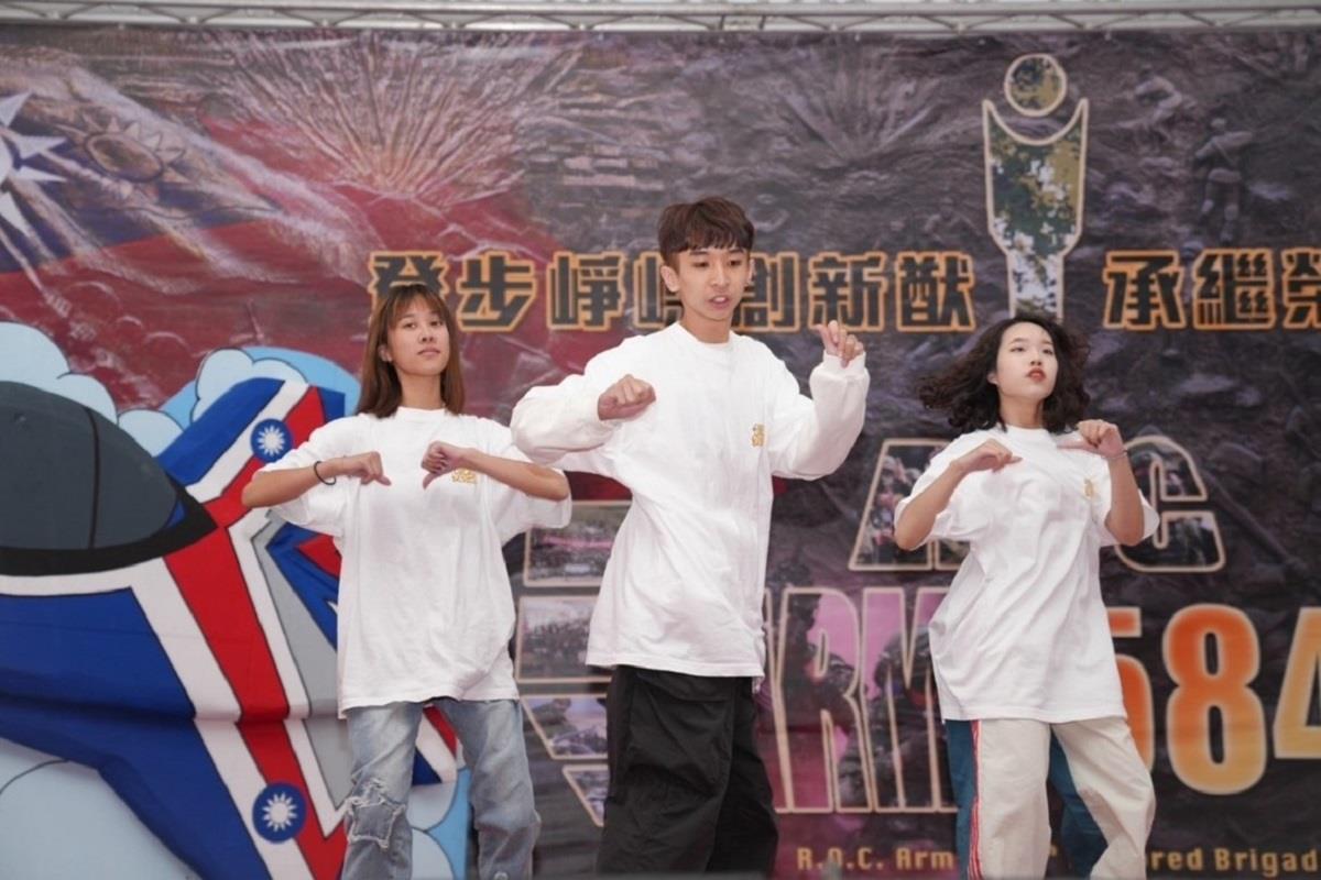 圖片14.「熱舞社」精湛的表演獲得全場熱烈喝采，為本校表演節目展開序幕