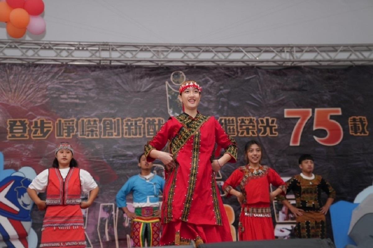 圖片16.接續「原住民文化研究社」結合原住民文化的表演，獲得極高的評價