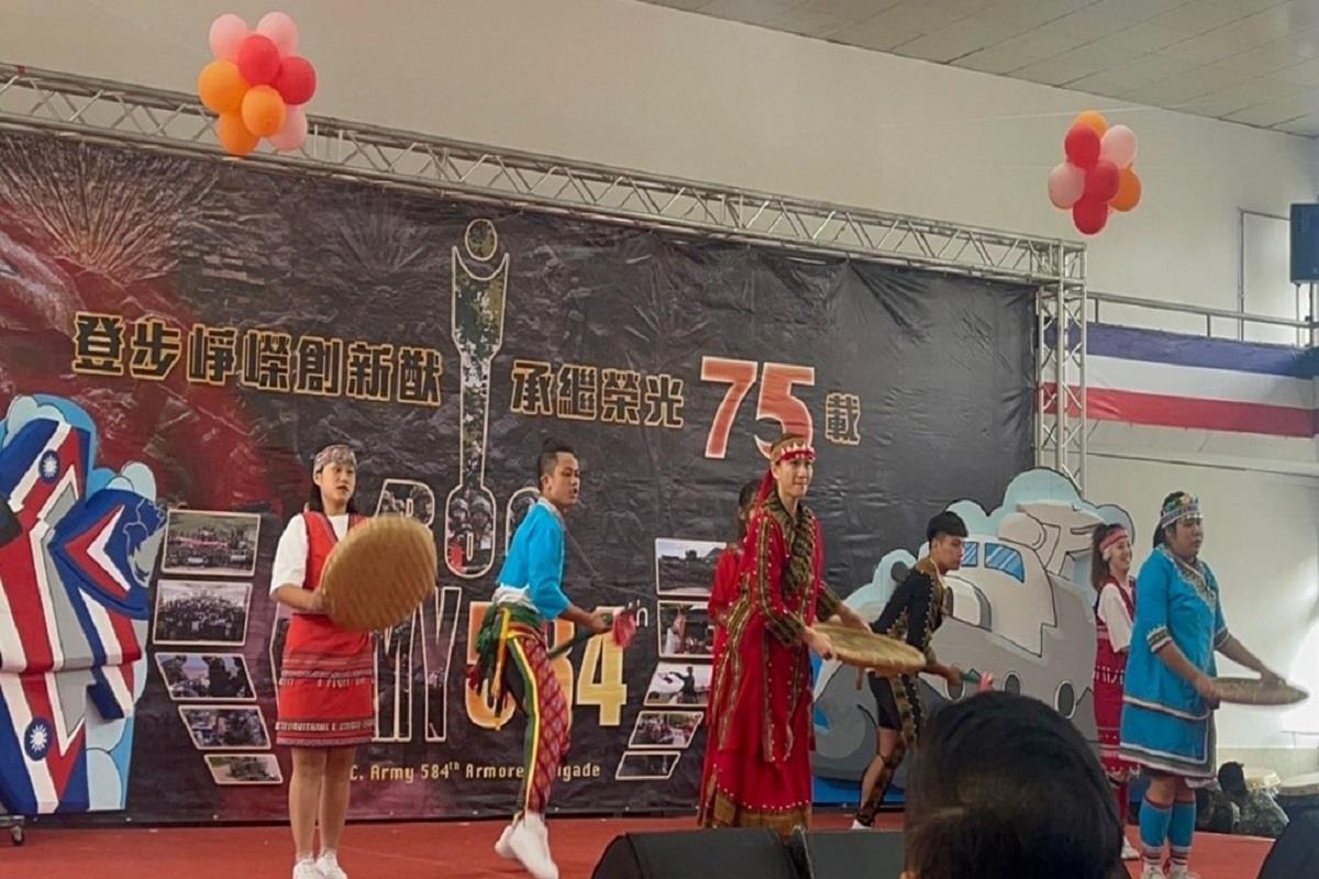 圖片18.「原住民文化研究社」不同曲風及曼妙的舞姿，獲得現場來賓的青睞