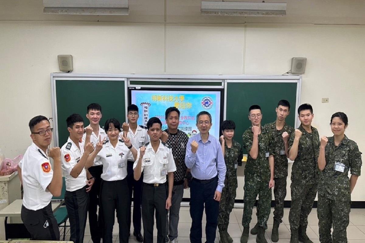 國軍人才培育中心李主任與書記袁仕昌於0513日上午至南亞ROTC教育中心訪視受訓學生並合影留念