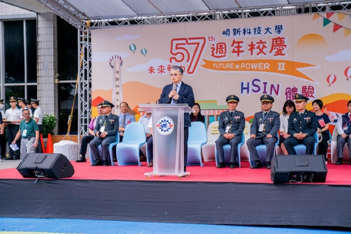 圖片1.校長劉國偉致詞感謝各校校長與陸軍584旅旅長李將軍等主官參加校慶活動及贊助戰鼓隊與金鷹跆拳隊的演出