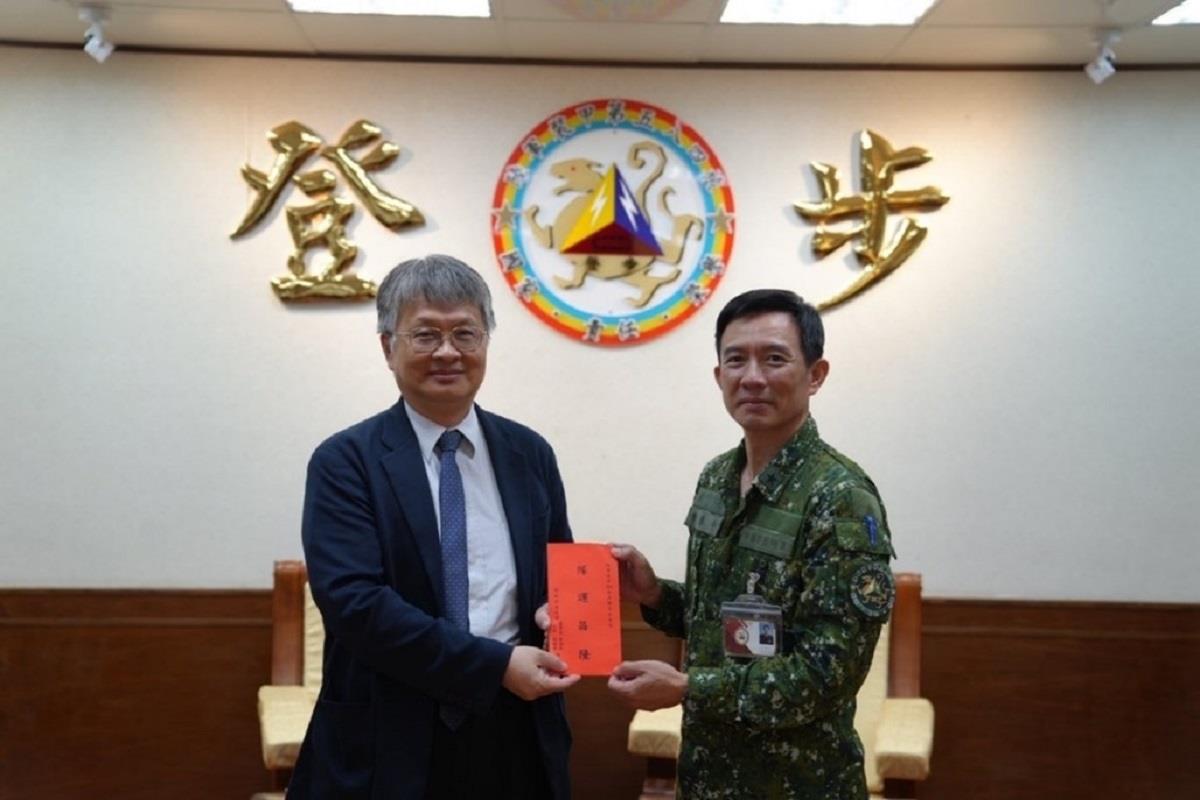 圖片01.校長劉國偉於22日蒞陸軍584旅，向旅長李將軍表達祝賀之意並致贈加菜金，慰勞官兵辛勞
