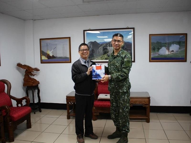 圖片1.終身教育處處長陳永忠致贈空軍防空暨飛彈793旅長李上校紀念品感謝長期對在營專班的支持