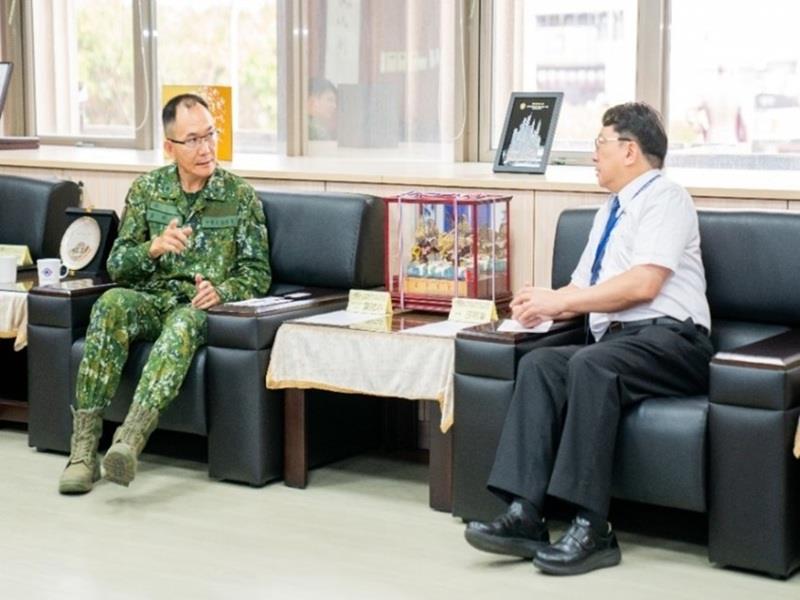 圖片1.校長呂明峯與陸軍269旅長董將軍在科技昌明時代如何提升國軍公餘進修工作