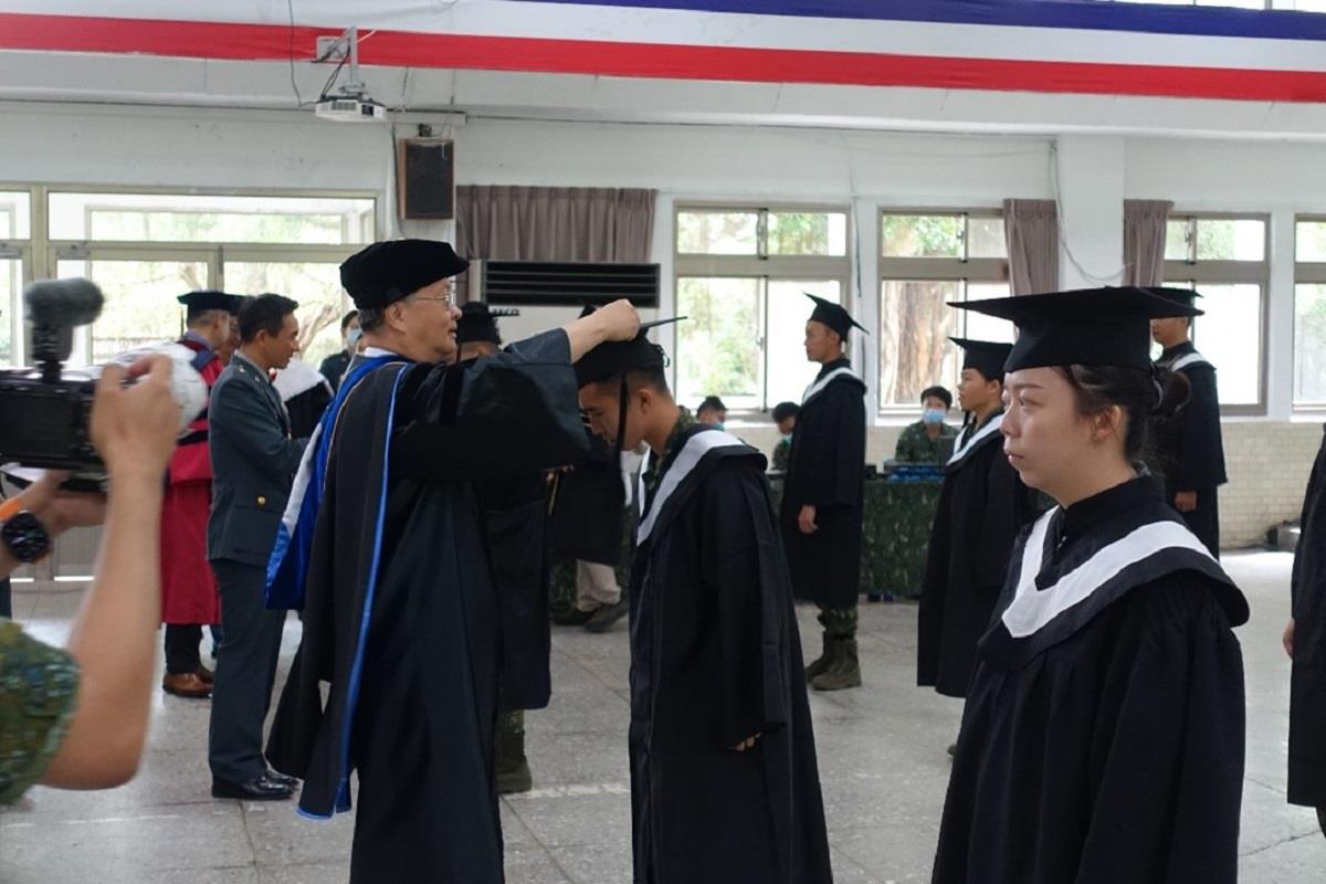校長劉國偉為陸軍裝甲584旅全體在營專班畢業同學實施撥穗