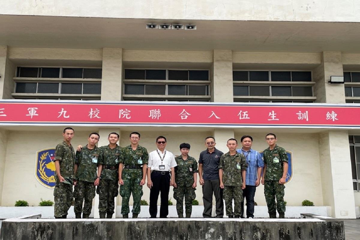 圖片2-終身教育處處長陳永忠等探訪陸軍官校受入伍訓黃羽閤等7位同學合影留念-2