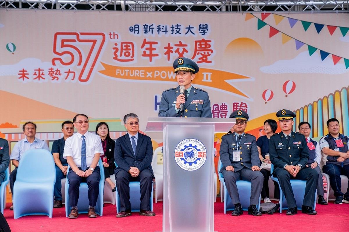 圖片2.陸軍裝甲584旅旅長李將軍代表陸軍第六軍團隊祝賀本校57周校慶及感謝本校提供營區專班官兵優質的教學的品質與環境