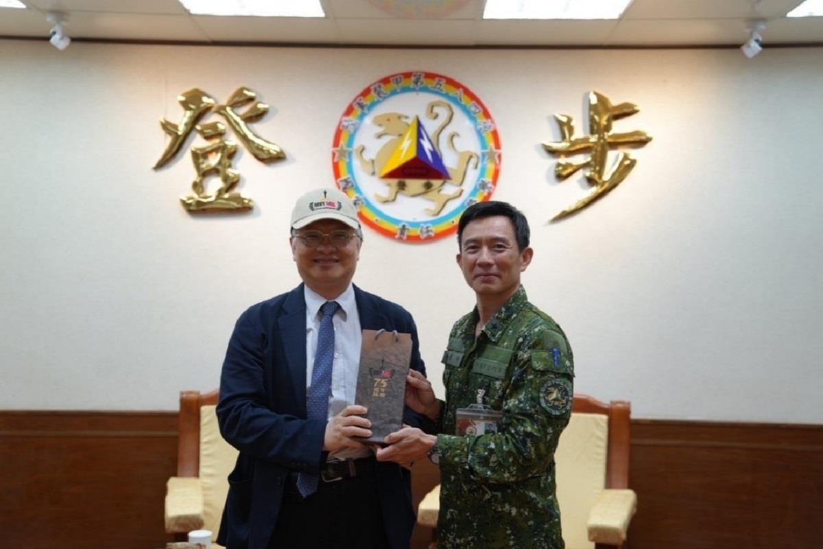 圖片02.陸軍584旅長李將軍致贈校長劉國偉「隊慶紀念酒」，為校長到訪祝賀表達感謝之意