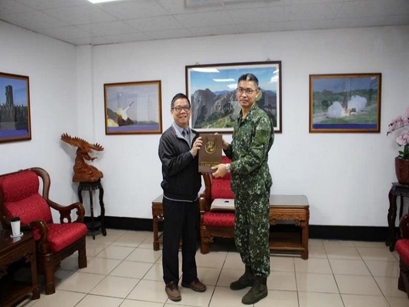 圖片2.空軍防空暨飛彈793旅長李上校致贈終身教育處長陳永忠紀念品感謝對501營教學支援