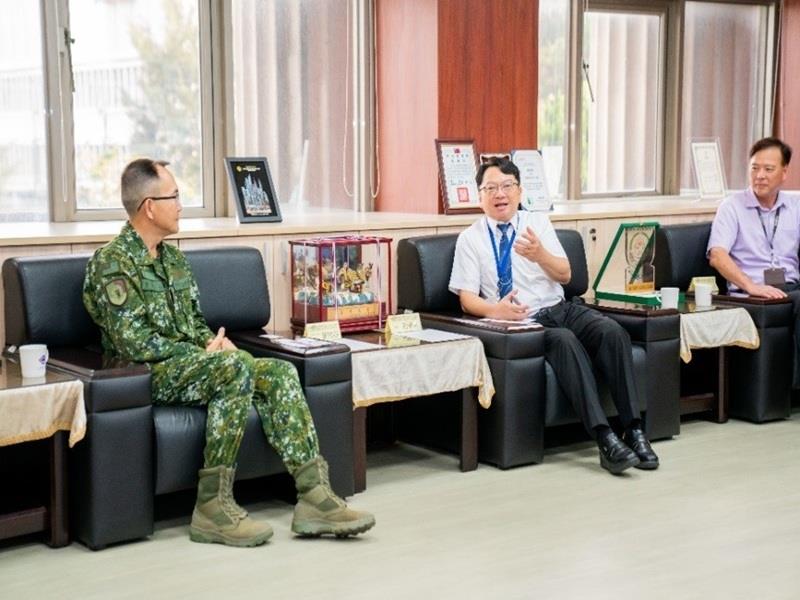 圖片2.校長呂明峯與陸軍269旅長董將軍對於國軍公餘進修推展提升官兵素質意見交流