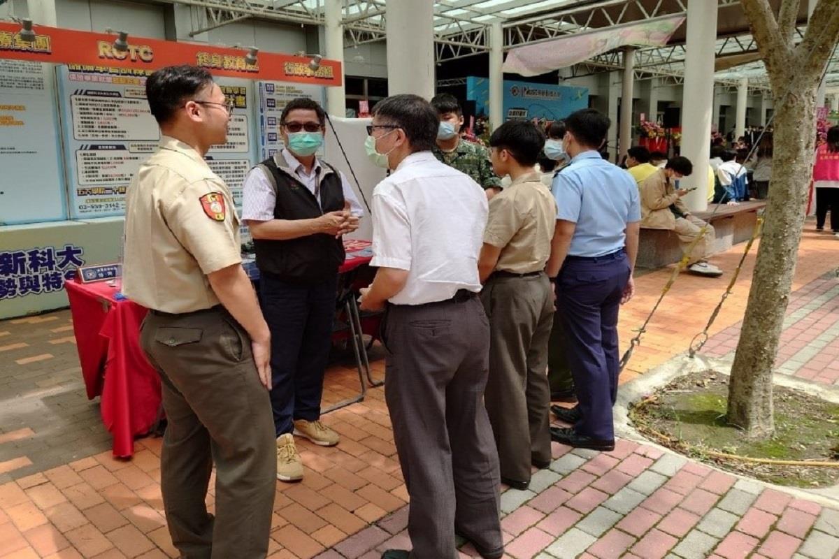 終身教育處處長陳永忠等至招募攤位了解作業情形並慰勉招募工作同仁