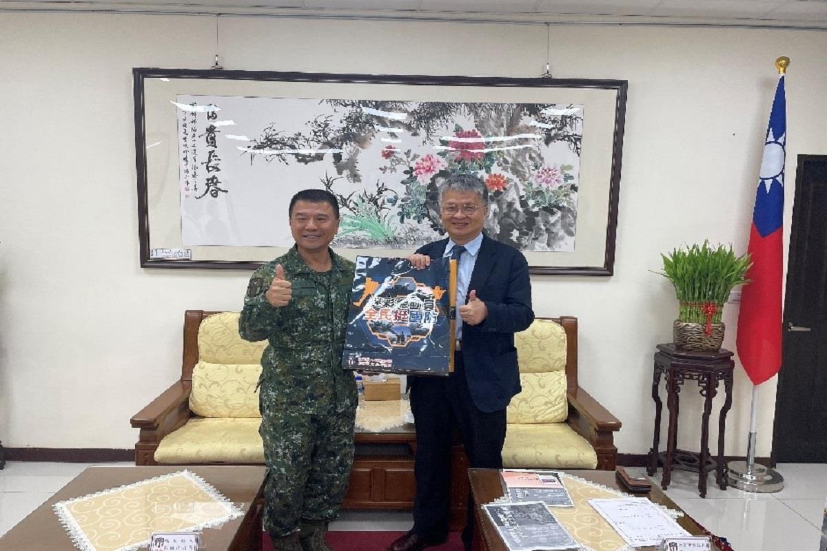 圖片3.六軍團參謀長尹少將對本校拜訪表示歡迎並致贈校長等紀念品