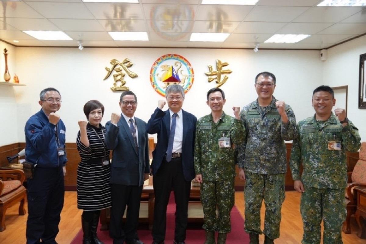 圖片03.校長劉國偉與陸軍584旅旅長李將軍與雙方團隊成員合影留念