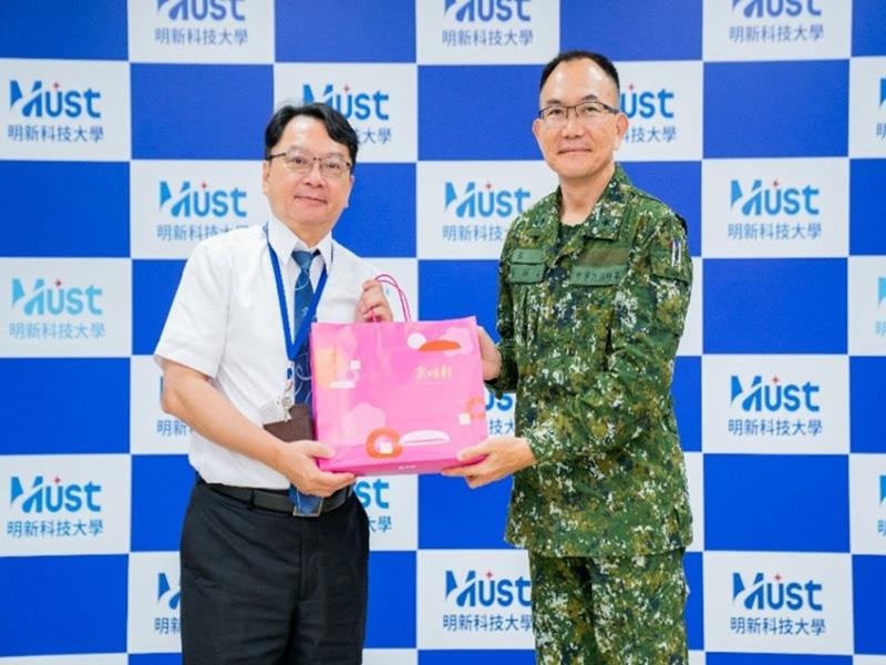 圖片3.校長呂明峯致贈陸軍269旅長董將軍秋節賀禮，預祝官兵秋節愉快