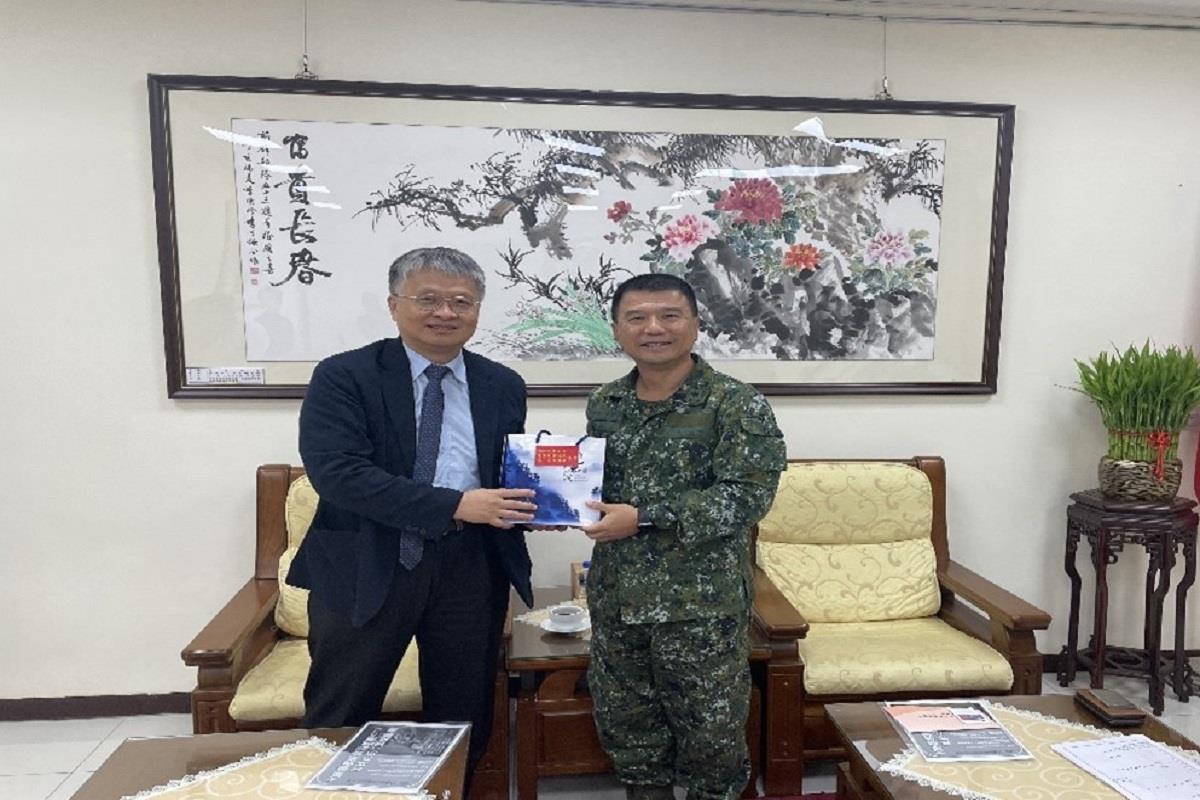 圖片4.校長劉國偉回贈六團參謀長尹少將紀念品感謝對本校的支持