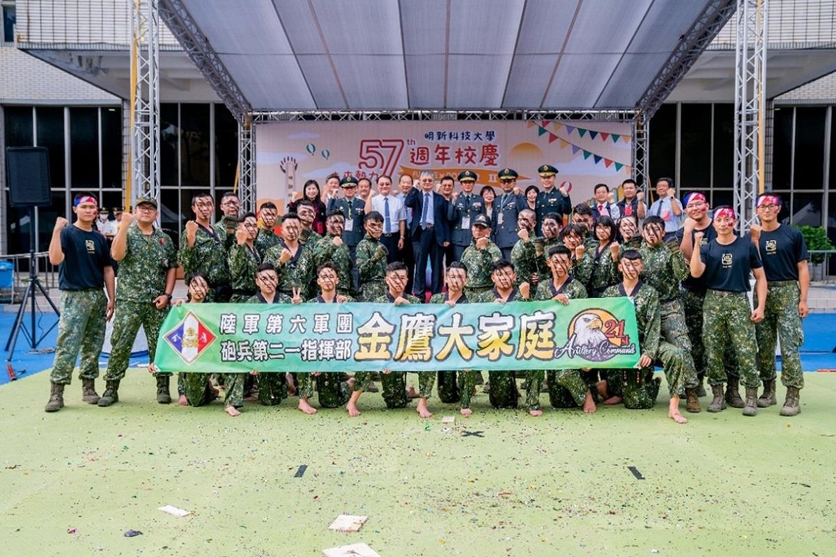 圖片4.全體與會貴賓與戰鼓隊與金鶯跆拳隊全體演出官兵合影留念