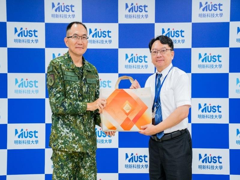 圖片4.269旅長董將軍回贈校長呂明峯佳節賀禮，感謝師長授課辛勞