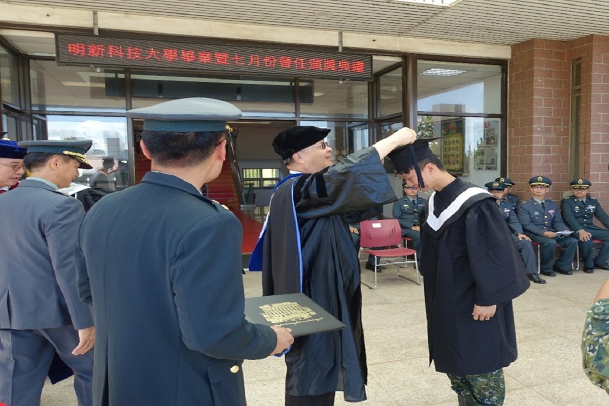 校長劉國偉親自為陸軍269旅每一位畢業生實施撥穗