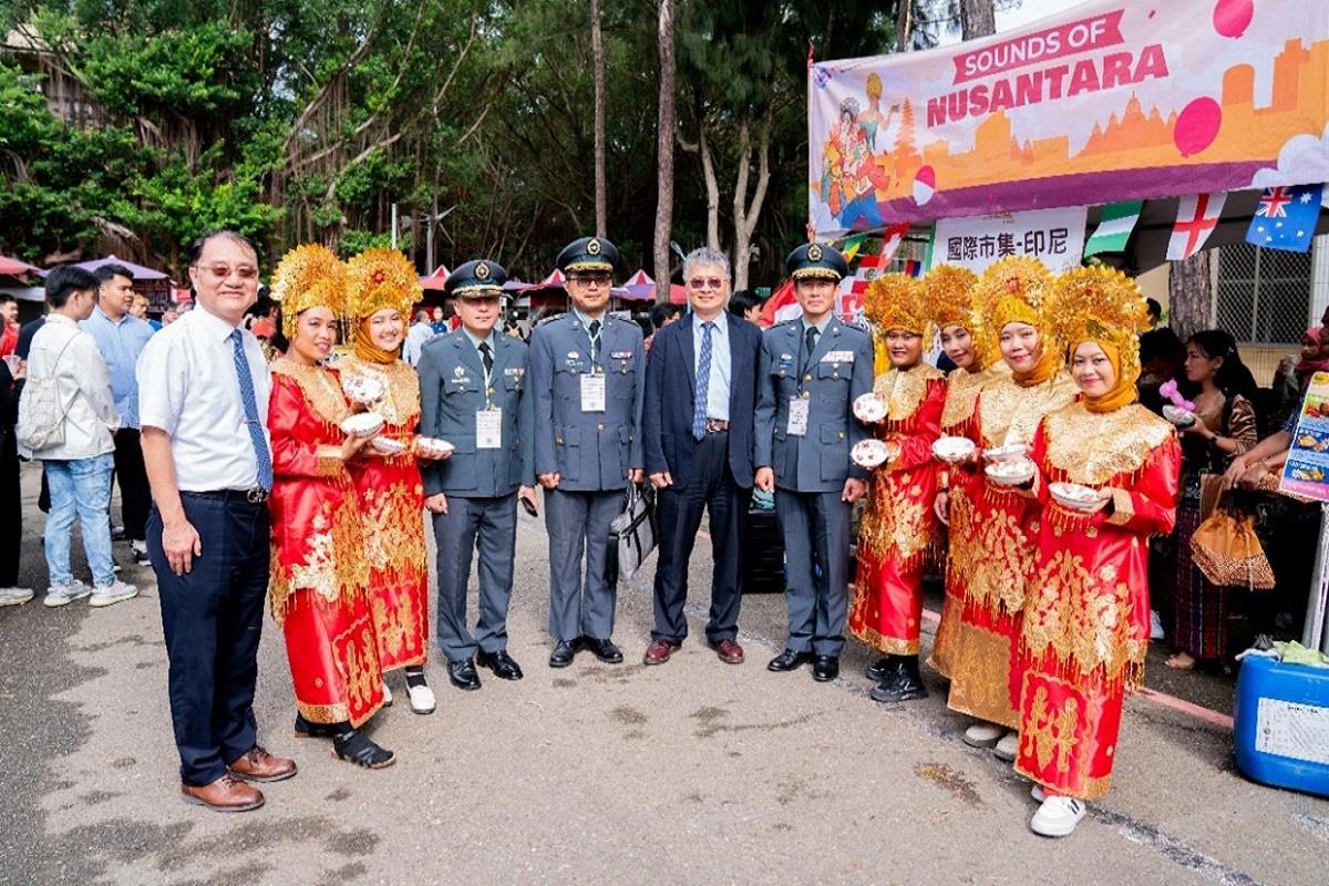 圖片5.校長劉國偉與陸軍584旅李將軍等主官與國際生表演團體合影